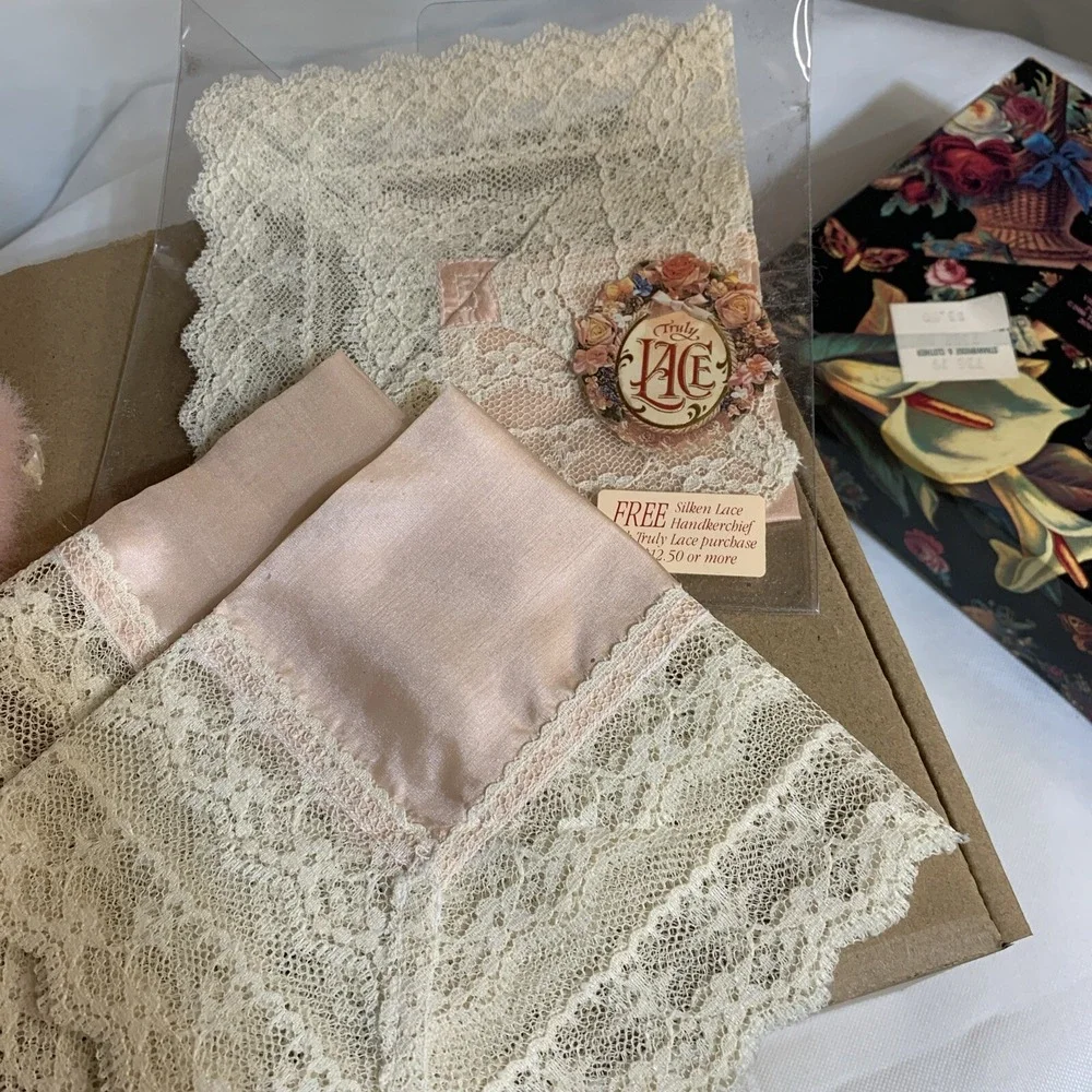 Truly Lace By Coty Powder Puffs Lace Hanky Unused- In John‎ Grossman Floral Box